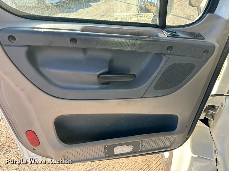 image for item GG9920 2015 Freightliner Cascadia 125 semi truck