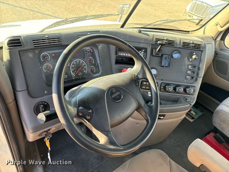 image for item GG9920 2015 Freightliner Cascadia 125 semi truck