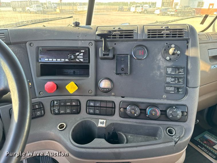 image for item GG9920 2015 Freightliner Cascadia 125 semi truck