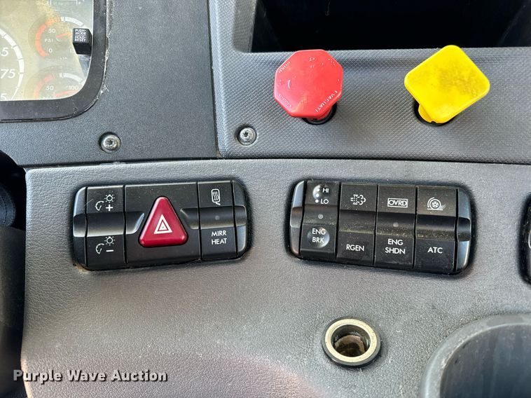 image for item GG9920 2015 Freightliner Cascadia 125 semi truck