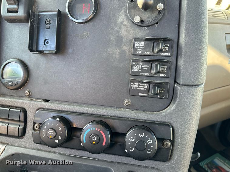 image for item GG9920 2015 Freightliner Cascadia 125 semi truck