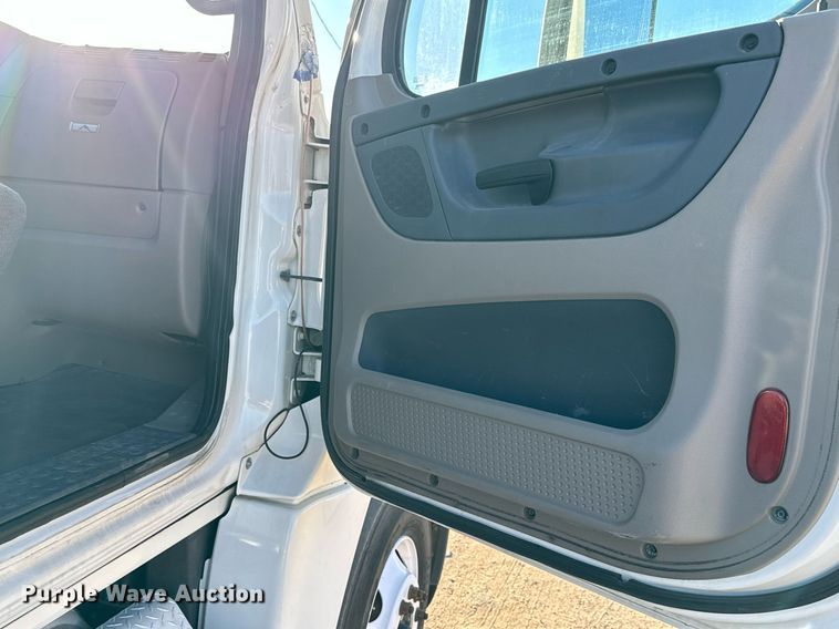 image for item GG9920 2015 Freightliner Cascadia 125 semi truck