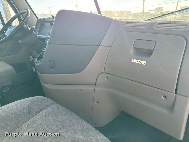 image for item GG9920 2015 Freightliner Cascadia 125 semi truck