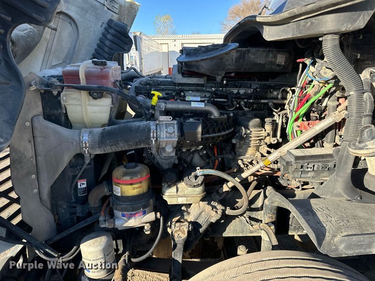 image for item GG9920 2015 Freightliner Cascadia 125 semi truck