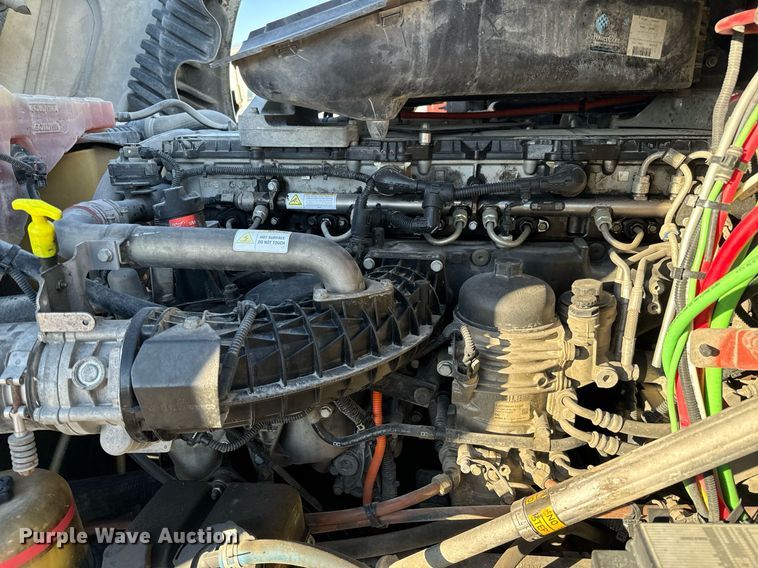 image for item GG9920 2015 Freightliner Cascadia 125 semi truck