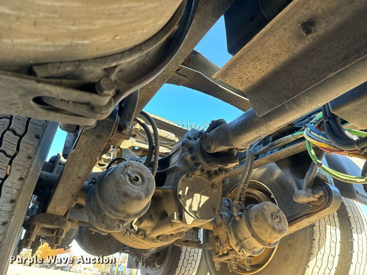 image for item GG9920 2015 Freightliner Cascadia 125 semi truck