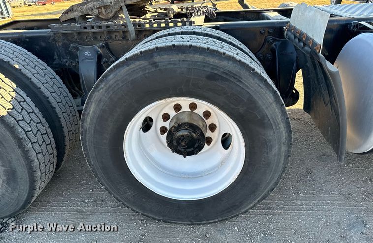 image for item GG9920 2015 Freightliner Cascadia 125 semi truck