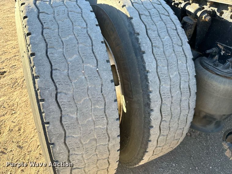 image for item GG9920 2015 Freightliner Cascadia 125 semi truck