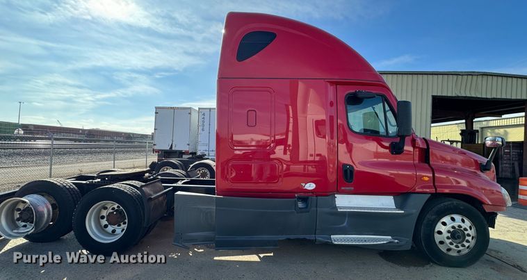 image for item GQ9223 2016 Freightliner Cascadia 125  semi truck