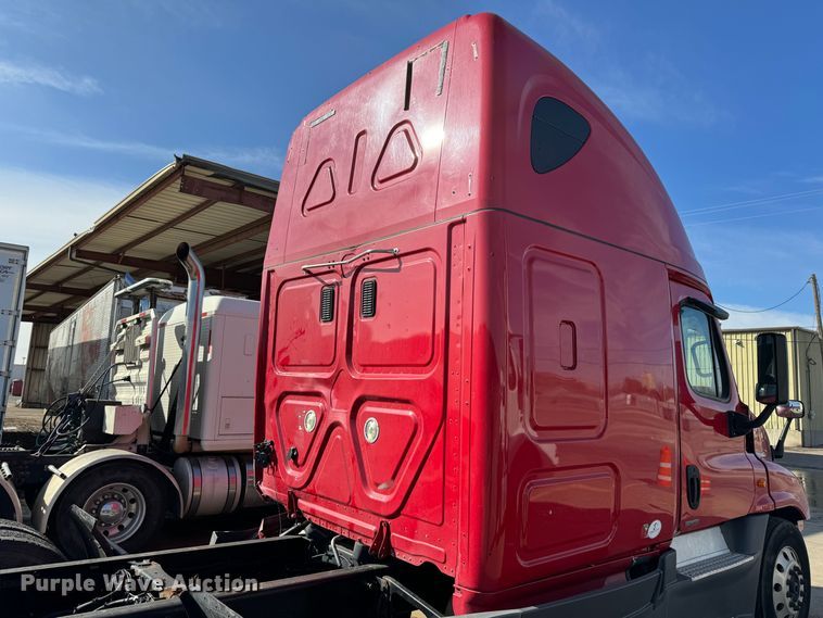 image for item GQ9223 2016 Freightliner Cascadia 125  semi truck