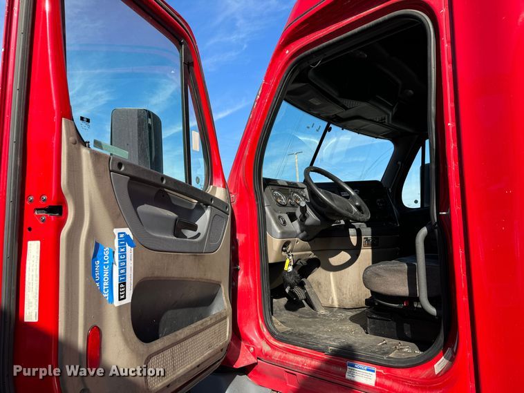 image for item GQ9223 2016 Freightliner Cascadia 125  semi truck