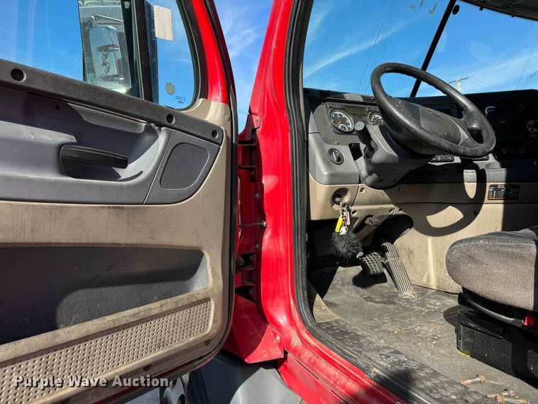 image for item GQ9223 2016 Freightliner Cascadia 125  semi truck