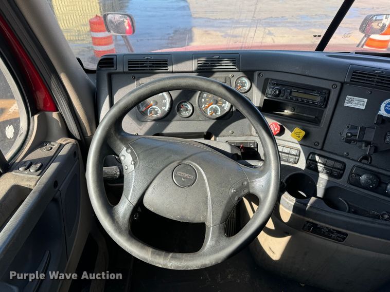 image for item GQ9223 2016 Freightliner Cascadia 125  semi truck