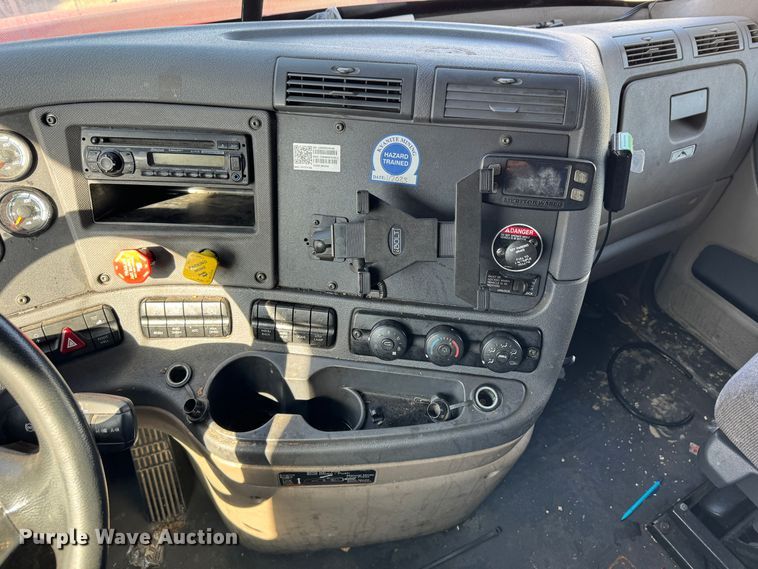 image for item GQ9223 2016 Freightliner Cascadia 125  semi truck