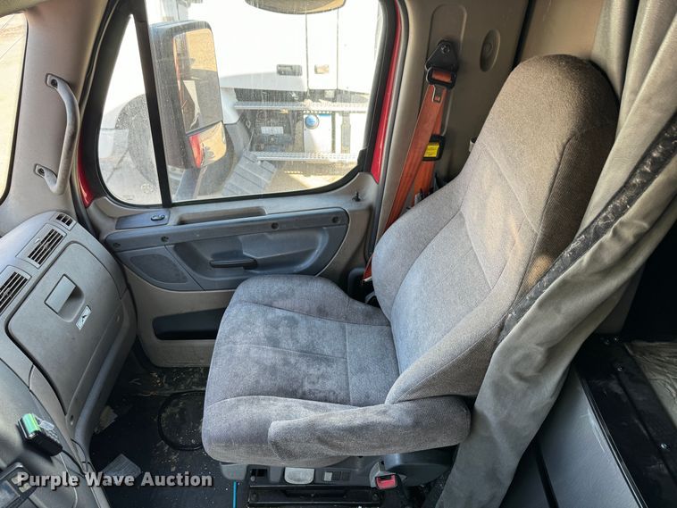 image for item GQ9223 2016 Freightliner Cascadia 125  semi truck