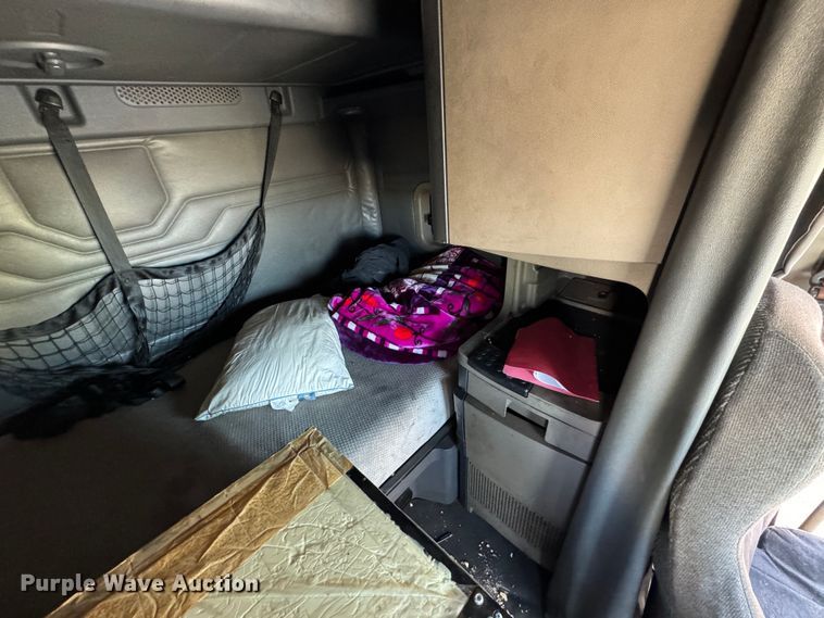 image for item GQ9223 2016 Freightliner Cascadia 125  semi truck