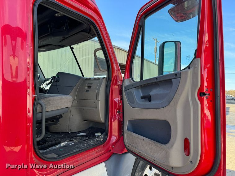 image for item GQ9223 2016 Freightliner Cascadia 125  semi truck