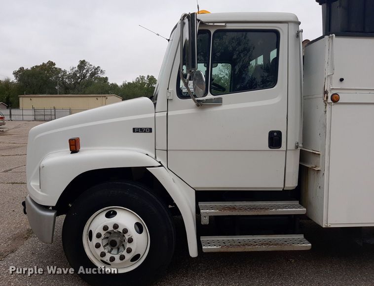 image for item KD9198 2000 Freightliner FL70  utility / service truck