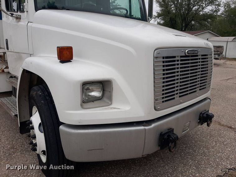 image for item KD9198 2000 Freightliner FL70  utility / service truck