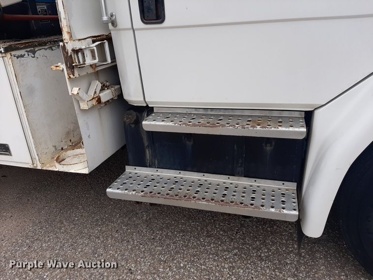 image for item KD9198 2000 Freightliner FL70  utility / service truck