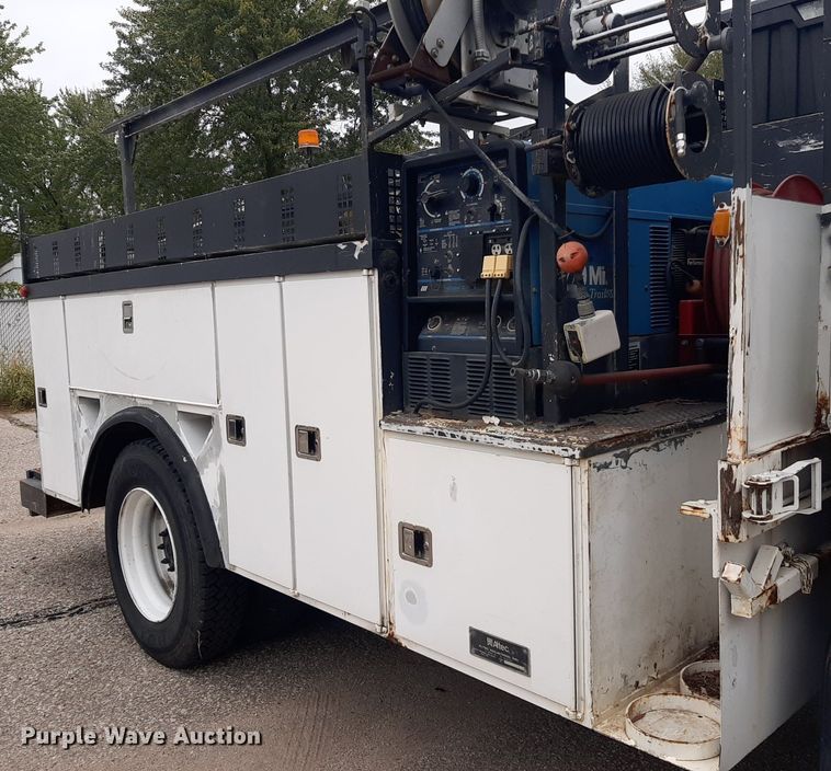 image for item KD9198 2000 Freightliner FL70  utility / service truck