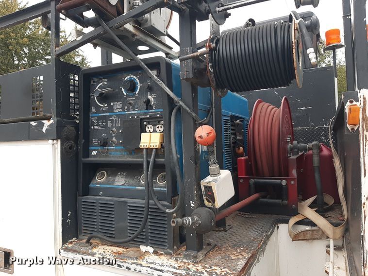 image for item KD9198 2000 Freightliner FL70  utility / service truck