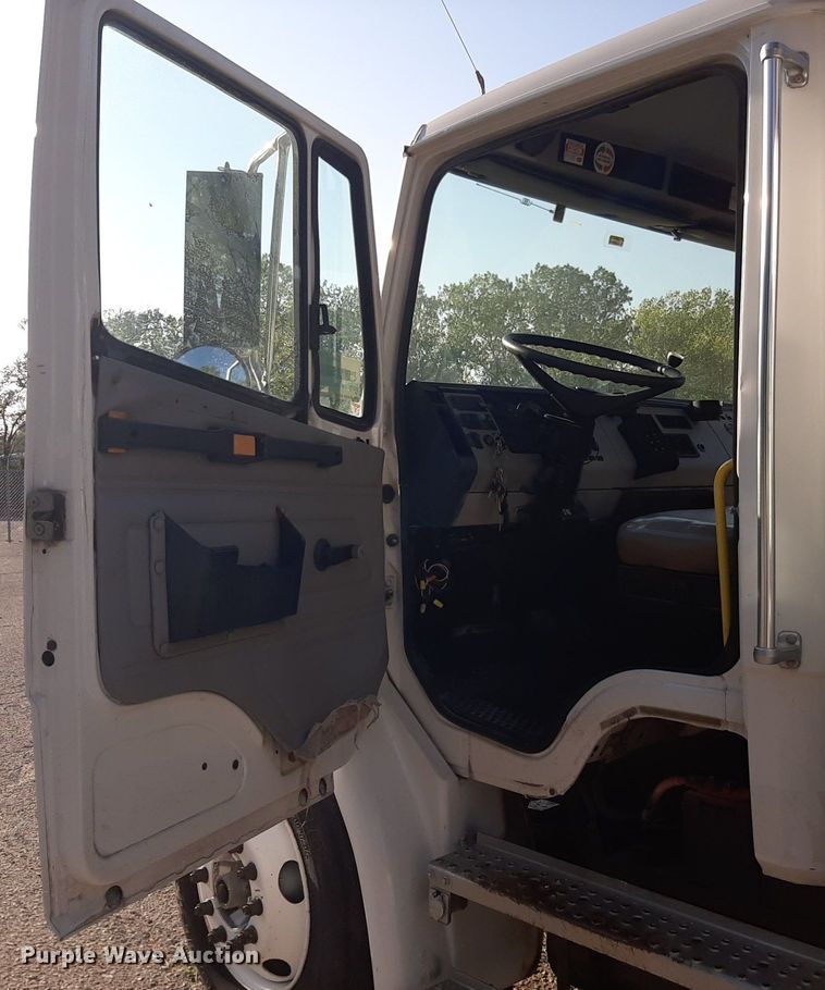 image for item KD9198 2000 Freightliner FL70  utility / service truck