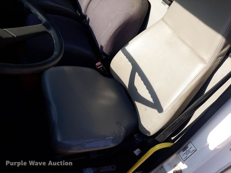 image for item KD9198 2000 Freightliner FL70  utility / service truck