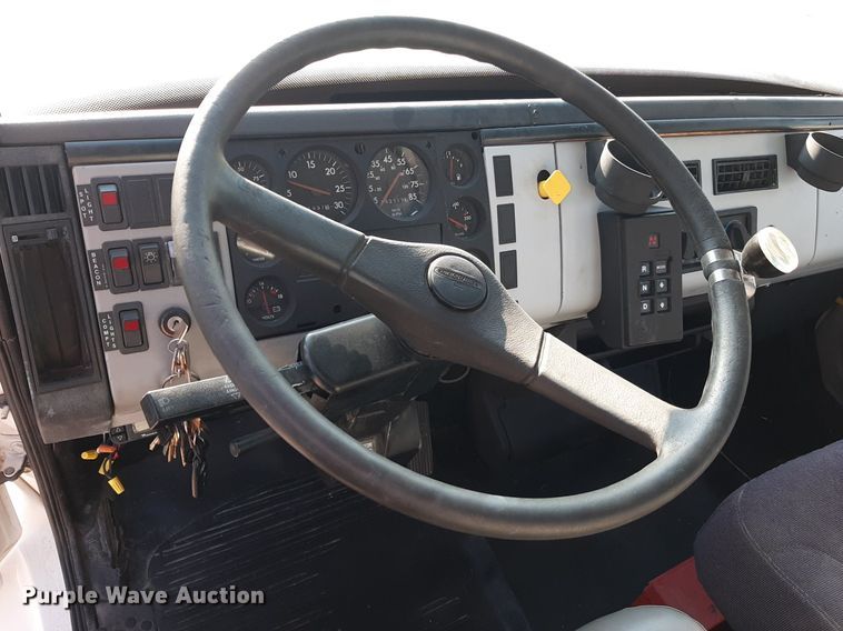 image for item KD9198 2000 Freightliner FL70  utility / service truck