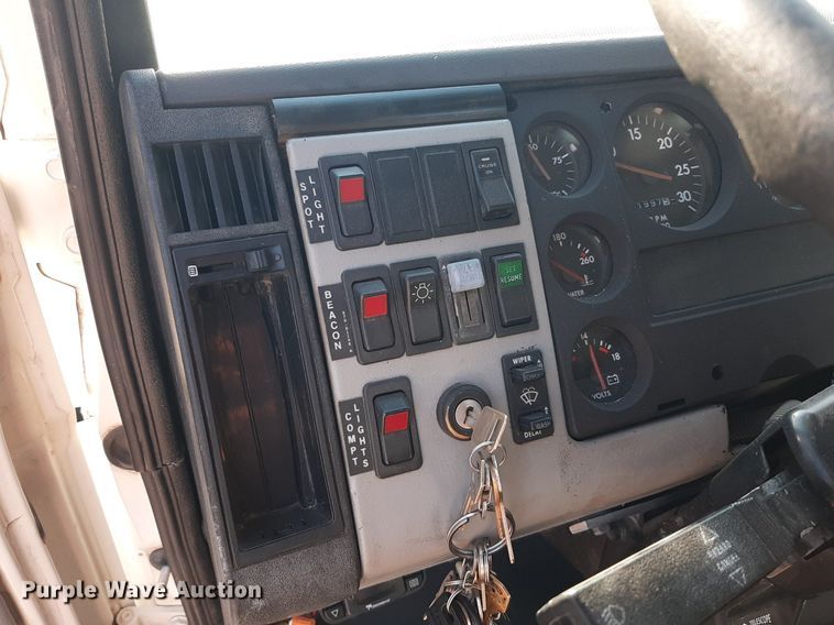 image for item KD9198 2000 Freightliner FL70  utility / service truck