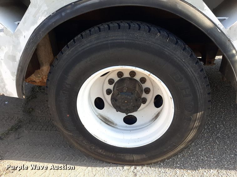 image for item KD9198 2000 Freightliner FL70  utility / service truck