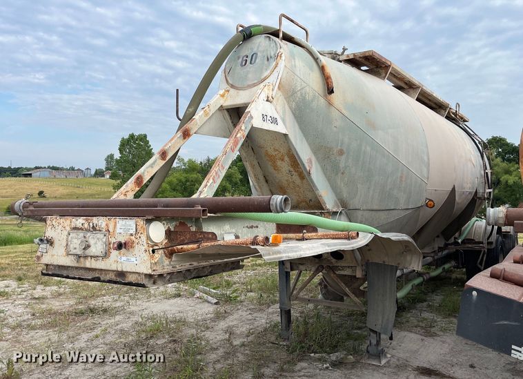 image for item LB9018 1974 Fruehauf  pneumatic dry bulk trailer