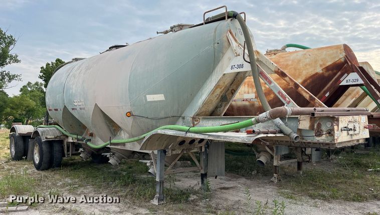 image for item LB9018 1974 Fruehauf  pneumatic dry bulk trailer