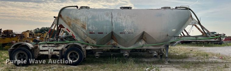 image for item LB9018 1974 Fruehauf  pneumatic dry bulk trailer