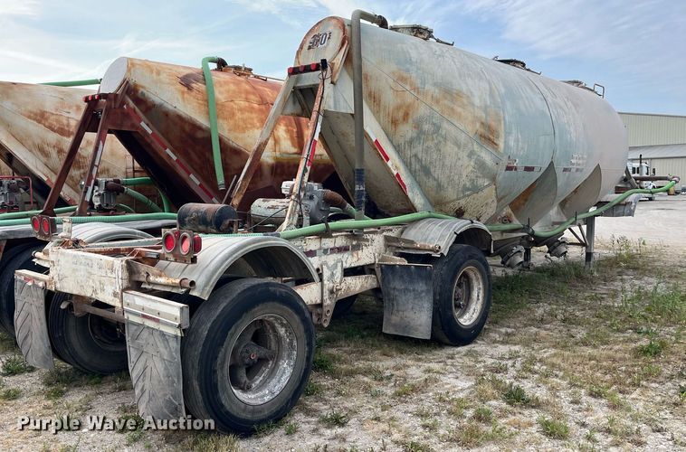 image for item LB9018 1974 Fruehauf  pneumatic dry bulk trailer