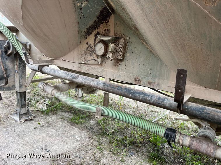 image for item LB9018 1974 Fruehauf  pneumatic dry bulk trailer