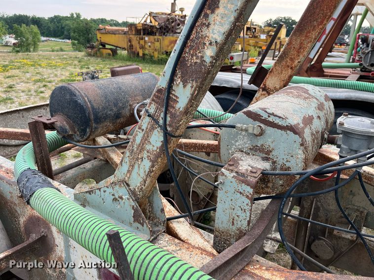 image for item LB9018 1974 Fruehauf  pneumatic dry bulk trailer