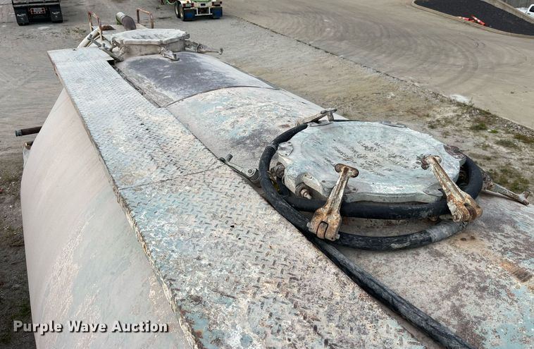 image for item LB9018 1974 Fruehauf  pneumatic dry bulk trailer