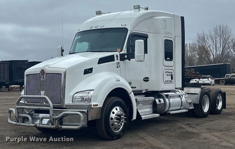 image for item LO9324 2015 Kenworth T880  semi truck