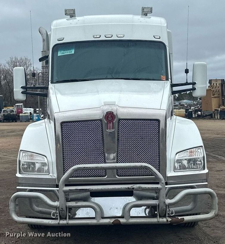 image for item LO9324 2015 Kenworth T880  semi truck