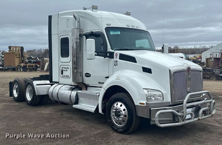 image for item LO9324 2015 Kenworth T880  semi truck
