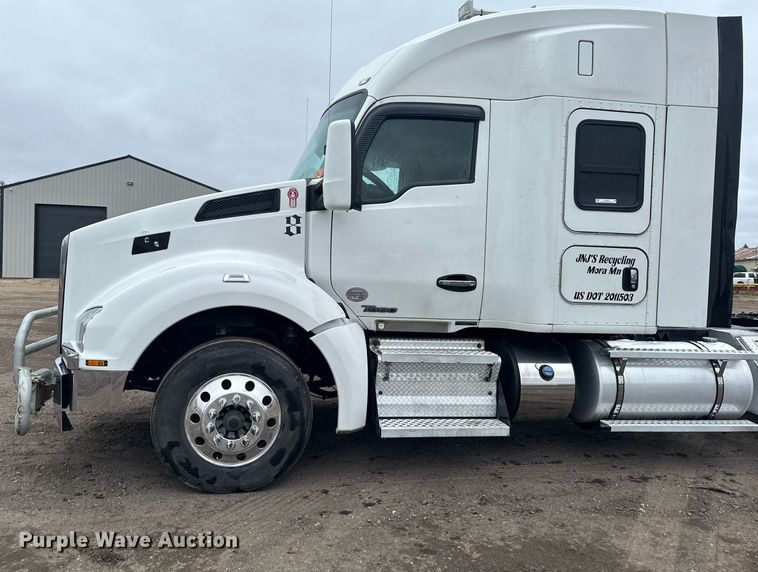 image for item LO9324 2015 Kenworth T880  semi truck