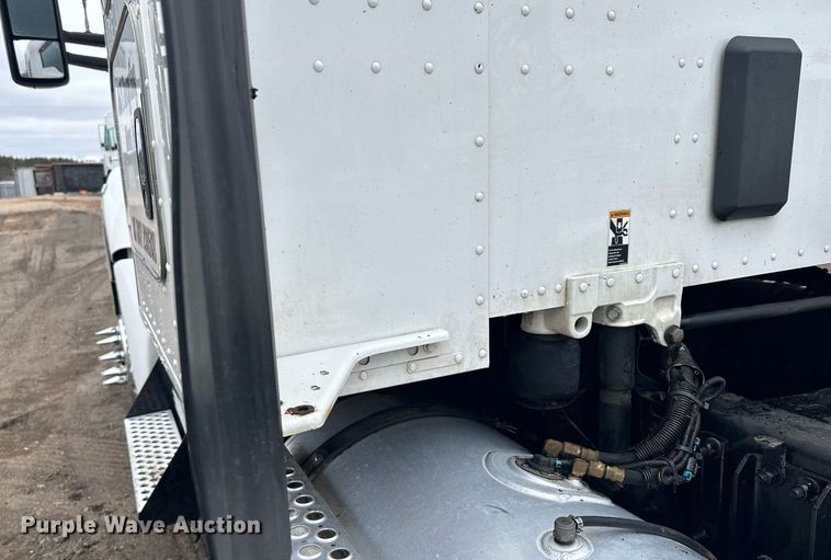 image for item LO9324 2015 Kenworth T880  semi truck