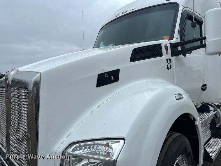 image for item LO9324 2015 Kenworth T880  semi truck