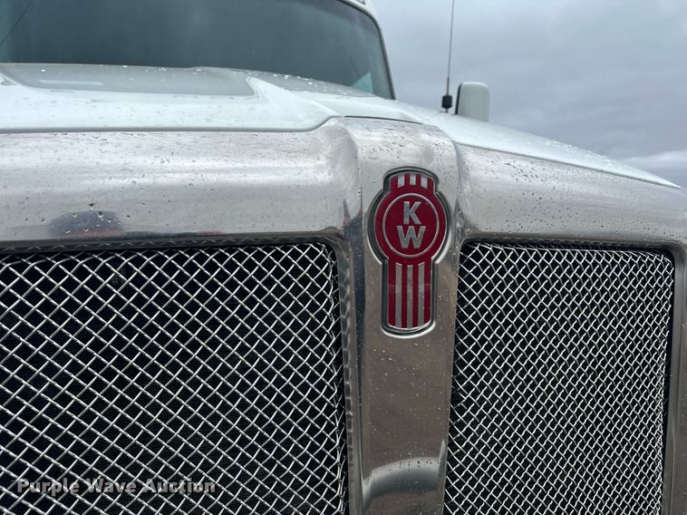 image for item LO9324 2015 Kenworth T880  semi truck