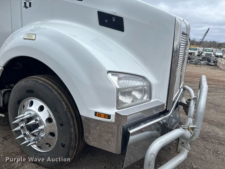 image for item LO9324 2015 Kenworth T880  semi truck