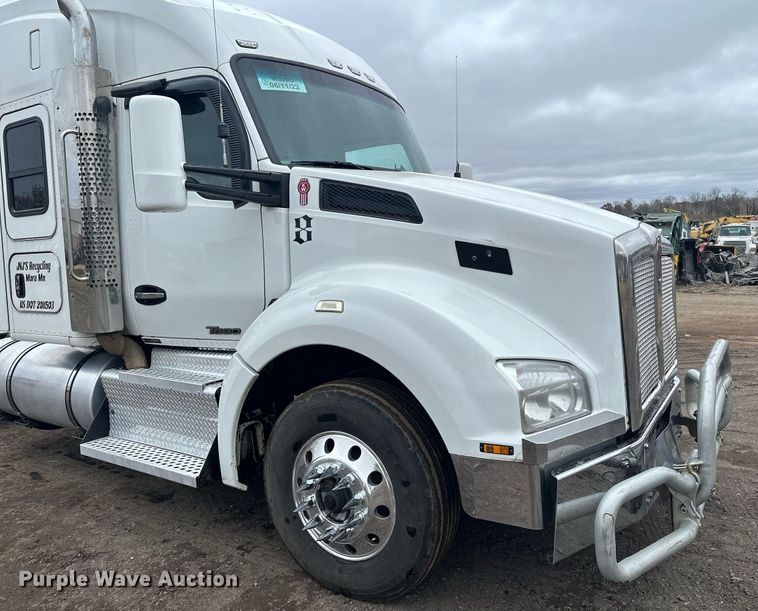 image for item LO9324 2015 Kenworth T880  semi truck
