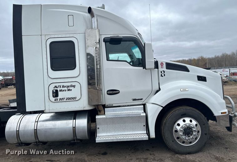 image for item LO9324 2015 Kenworth T880  semi truck