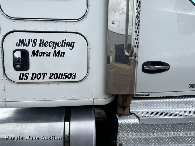 image for item LO9324 2015 Kenworth T880  semi truck