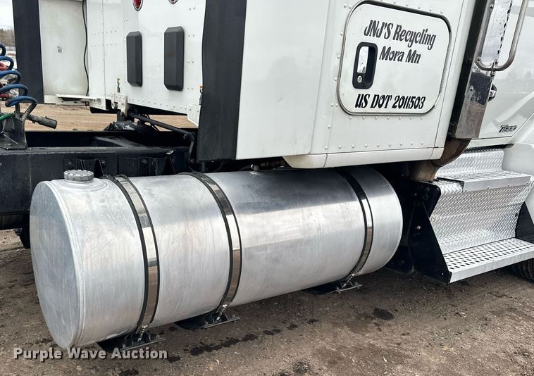 image for item LO9324 2015 Kenworth T880  semi truck